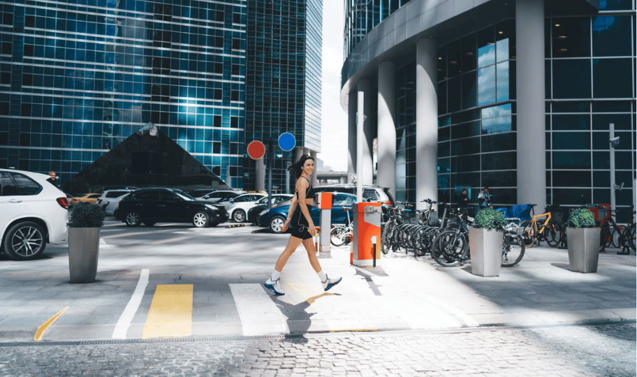 Žena u sportskoj odjeći prelazi zebru