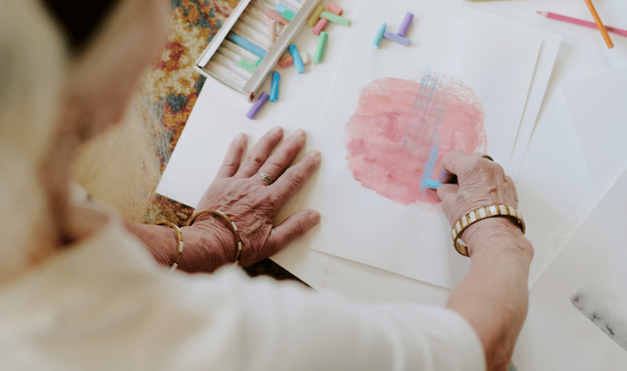 Starija osoba slika pastelama