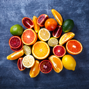 Razno citrusno voće na sivoj podlozi