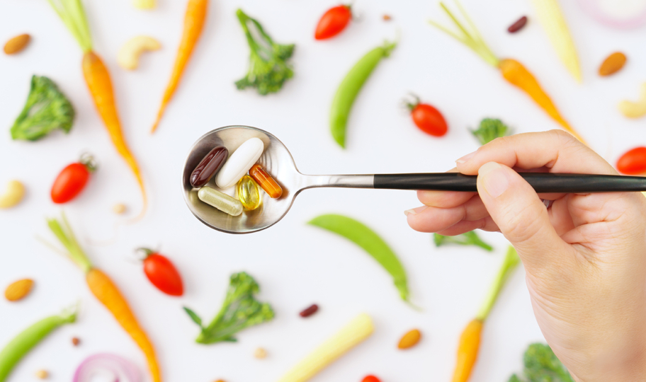 uravnotežena bilja prehrana i žlica suplemenata u tabletama