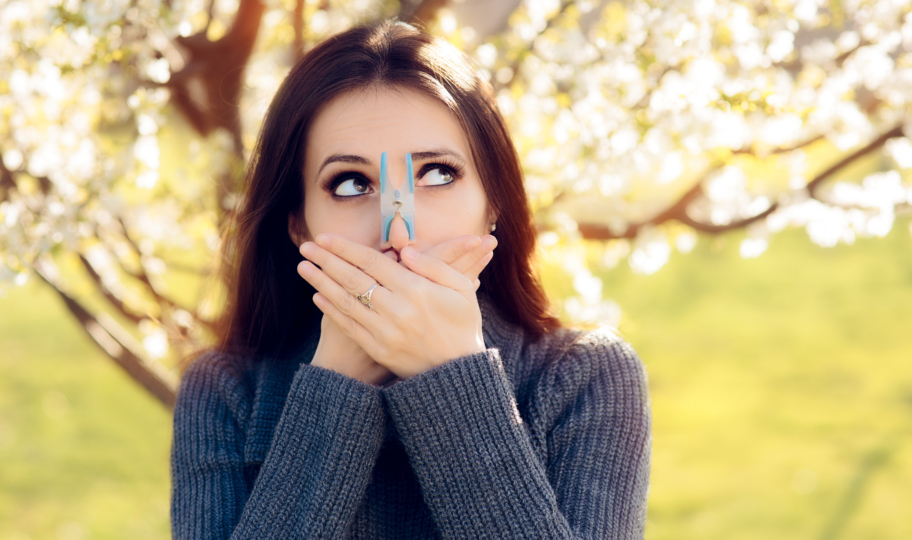 djevojka za nosom začepljenim uz pomoć kvačice