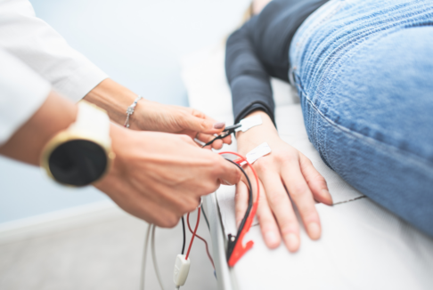 liječnikca izvodi emng na pacijentu koji leži