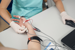 krupni kadar medicinske sestre koja na pacijentu izvodi emng pretragu