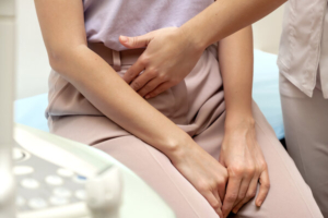 lijčenica pregledava bolan trbuh mlade žene