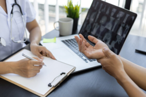 pacijent pokazuje liječniku gdje ga boli ručni zglob