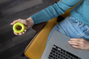 žena vježbom jača snagu stiska