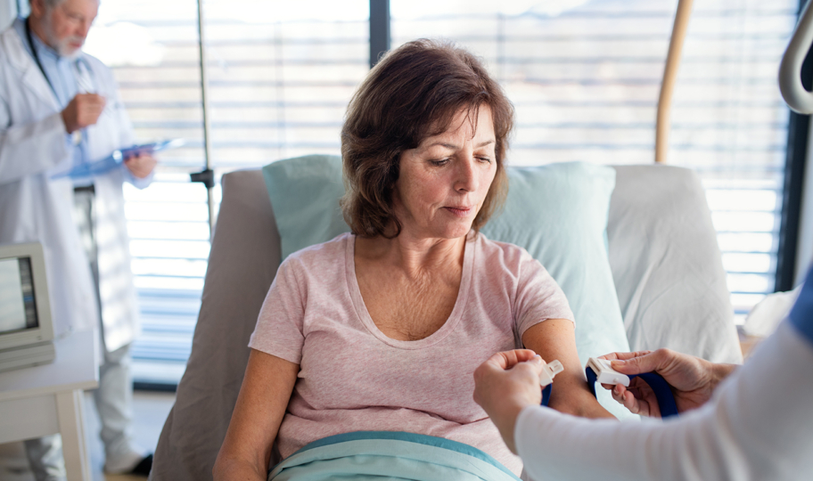 liječnik i sestra pregledavaju stariju pacijenticu