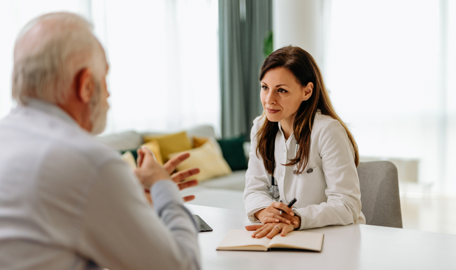 liječnica razgovara sa starijom muškim pacijentom