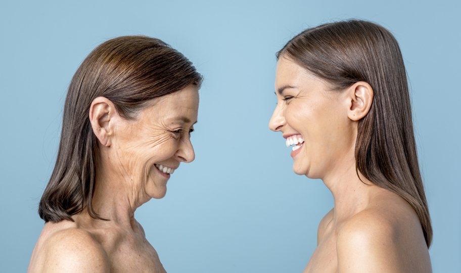 portret majke i kćeri okrenute jedna prema drugoj, ilustracija starenja