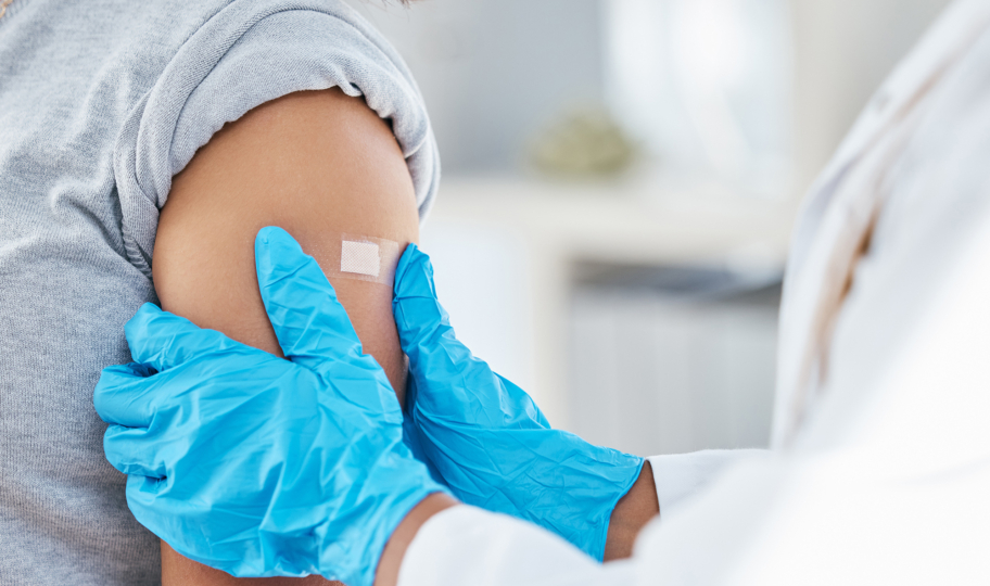 ruka žene koja je upravo primila cjepivo protiv gripe