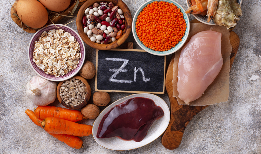 namirnice koje obiluju cinkom i tabla na kojoj je kredom ispisano zn, znak za cink