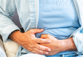 krupni kadar muškarca koji se drži za desnu stranu trbuha