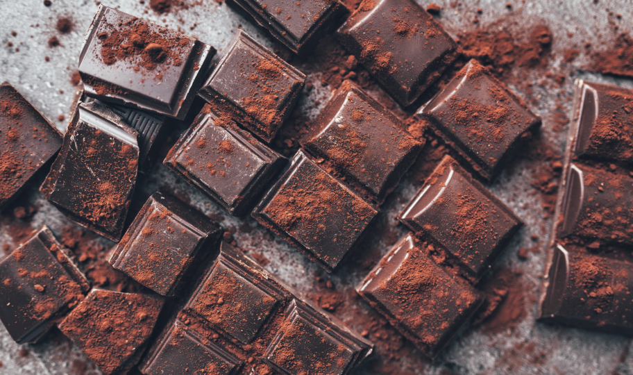 crna čokolada posipana kakaom