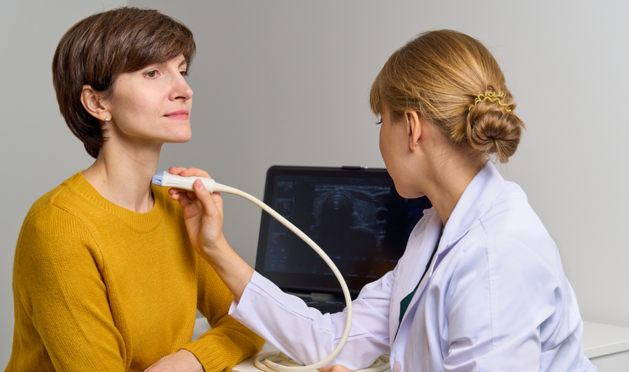 liječnica radi ultrazvučni pregled color doppler karotidnih arterija na pacijentici