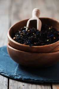 crni čaj u listićima