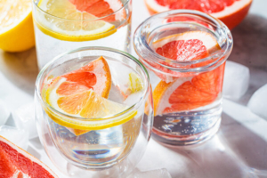 čaše vode s kriškama citrusa