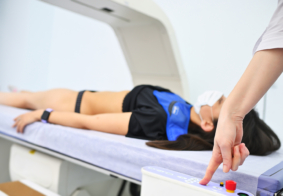 mlada žena na denzitometriji kostiju