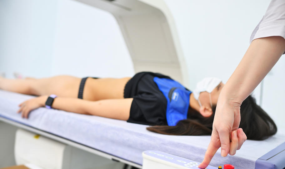 mlada žena na denzitometriji kostiju