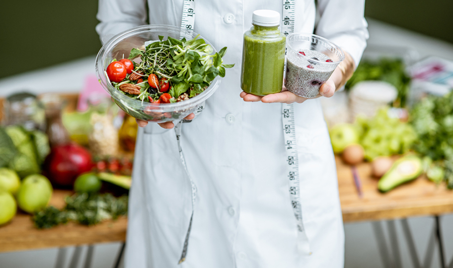 nutricionistica ddrži zdravu hranu i napitke koji pomažu u regulacijio šećera u krvi