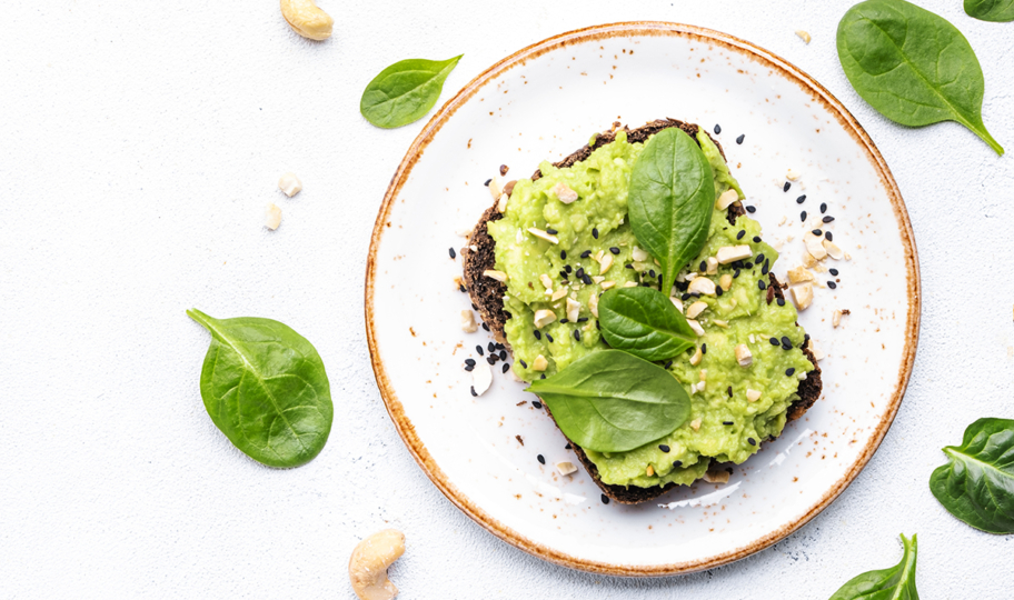 avokado tost s bosiljkom