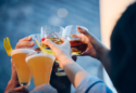 krupni kadar društva koje nazdravlja alkoholnim pićima