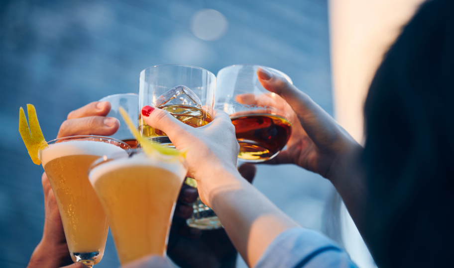 krupni kadar društva koje nazdravlja alkoholnim pićima