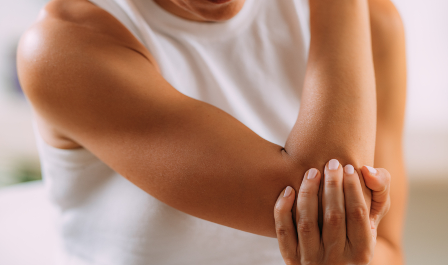 ženu s definiranim rukama boli lakat, akutna bol