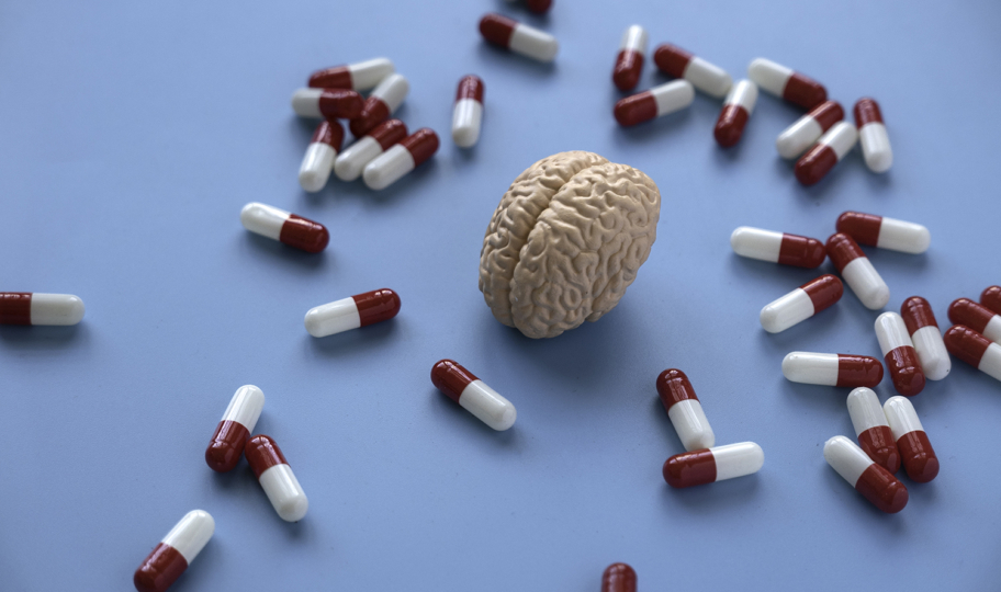 model ljudskog mozga okružen tabletama na plavoj podlozi, epilepsija