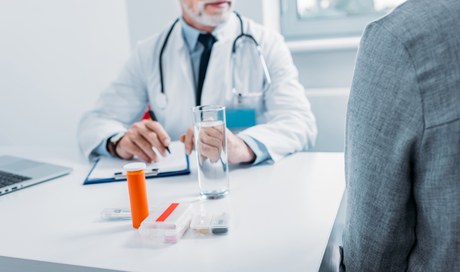 liječnik s pacijentom razgovara o načinu i rasporedu uzimanja lijekova