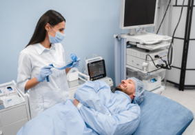 liječnica prirpema pacijenta za početak gastroskopije