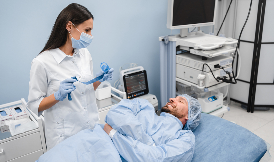 liječnica prirpema pacijenta za početak gastroskopije