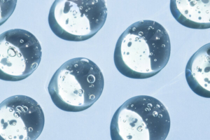 kapljice prozirne tekućine na plavoj podlozi, glutation