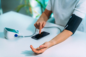 osoba si mjeri tlak kod kuće