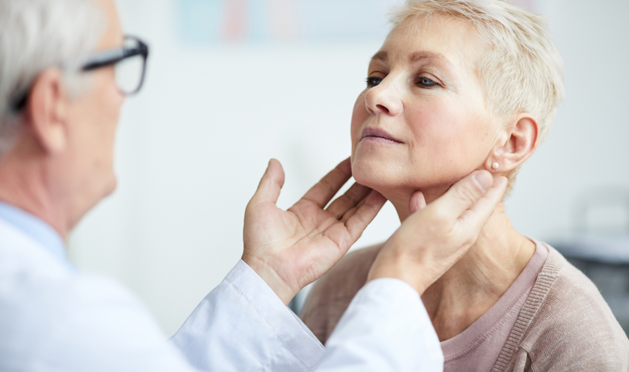 liječnik pregledava vrat i štitnjaču starije pacijentice