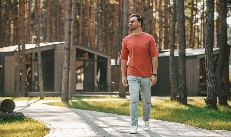 sunčano jutro, mladić hoda parkom