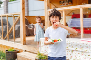 gladna vesela djeca jedu na verandi