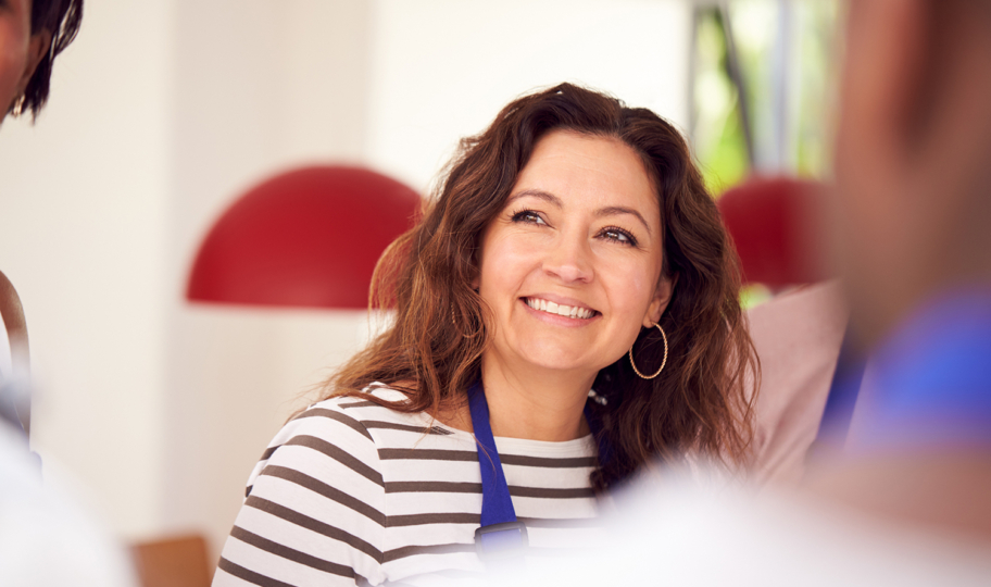 portret nasmijane brinete u srednjim dgodinama koja lijepo stari