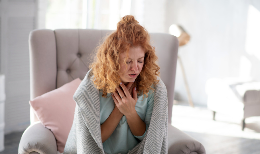 žena koja boluje od hripavca kašlje