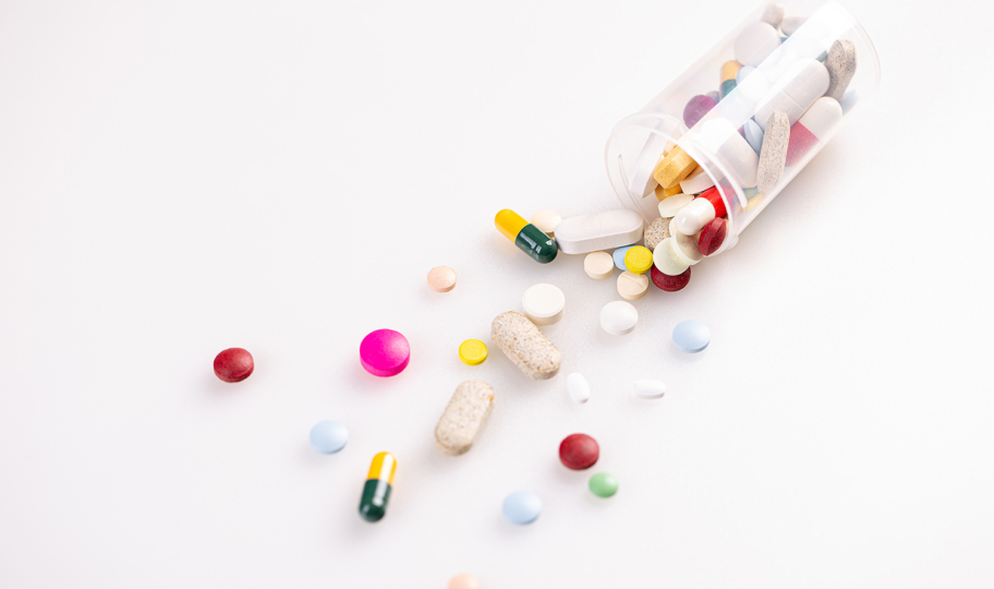 bočica s rasutim šarenim tabletama