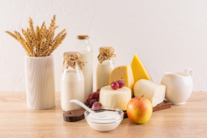 selekcija mlijčnih proizvoda na drvenom stolu