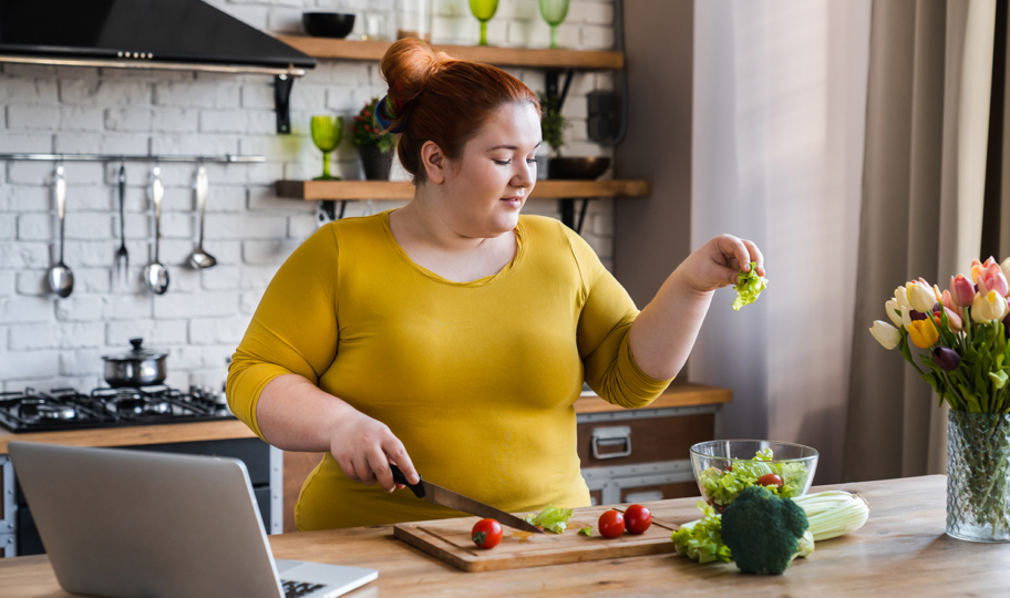 petila žena u kuhinji radi salatu, inzulinska rezistencija, inzulinska rezistencija prehrana
