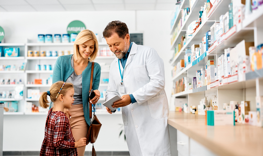 farmaceut koristi digitalne alate kako bi pacijentici i njezinoj kćeri objasnio kako ispravno piti lijekove