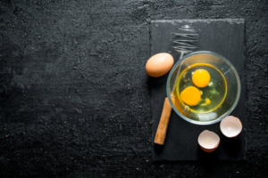 razbijena jaja u zdjelici