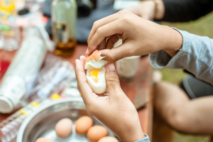 krupni kadar ruku u košulji koje gule jaja