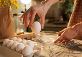 krupni kadar ženskih ruku koja u kouhinji priprema jaja