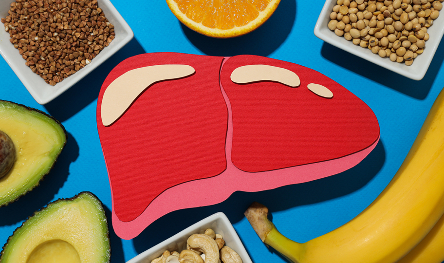 papirnati model jetre na plavoj podlozi okružen namirnicama koje podupiru zdravlje jetre