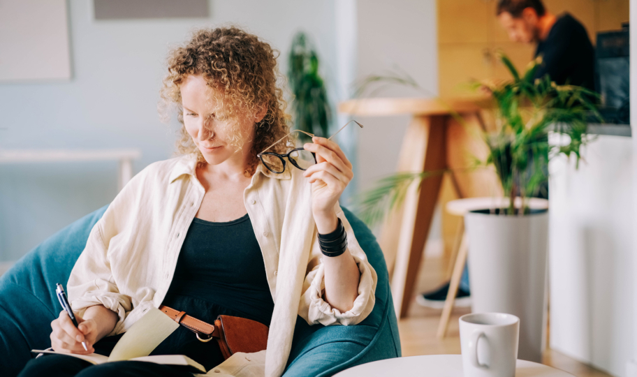 žena piše u dnevnik