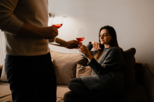 muškarac i žena uvečer nazdravljaju čašom vina