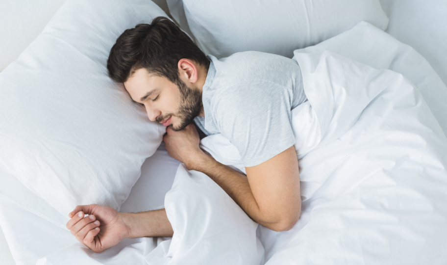 mladi muškarac spava u krevete