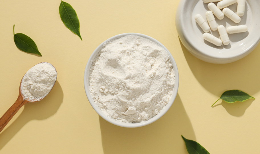 kolagen u prahu, kolagen u tabletama i kolagen u drvenoj žlici na žutoj podlozi